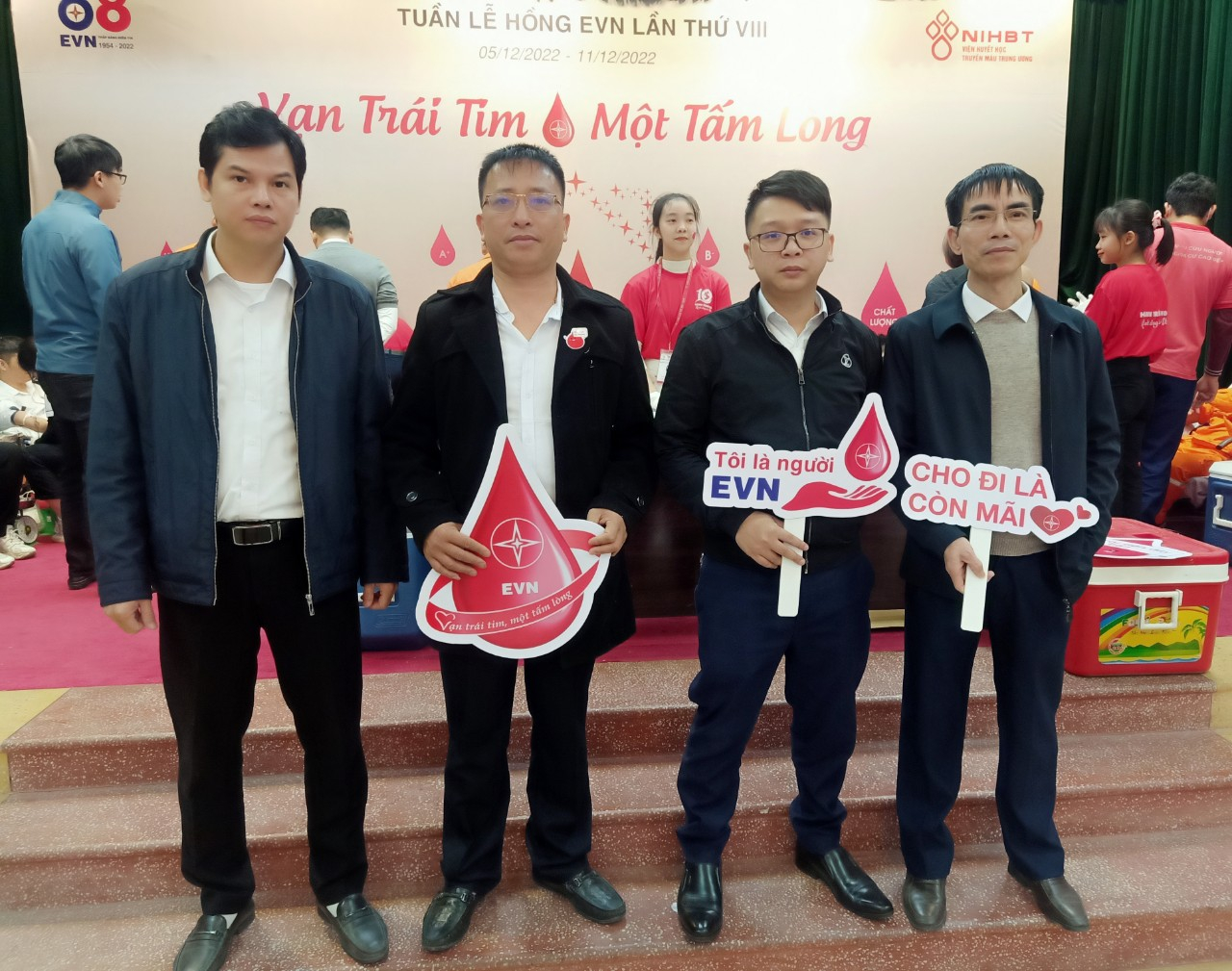 Xí nghiệp Dịch vụ Điện lực Tuyên Quang hưởng ứng tuần lễ hồng EVN   với thông điệp “Vạn trái tim - Một tấm lòng”